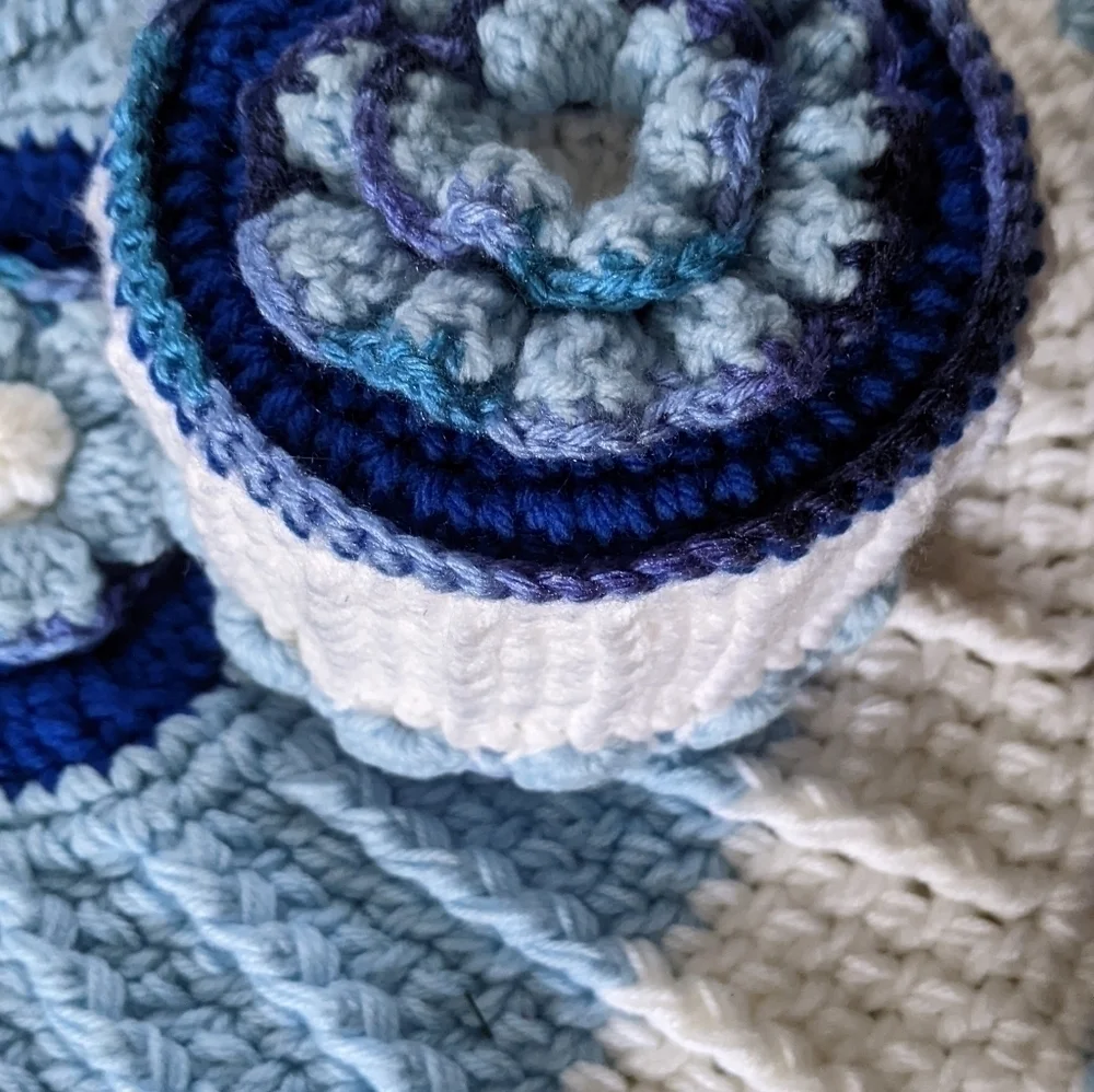 New Unused Hand Crocheted Bathroom Set Rug and Toilet Paper Cover Blue & White